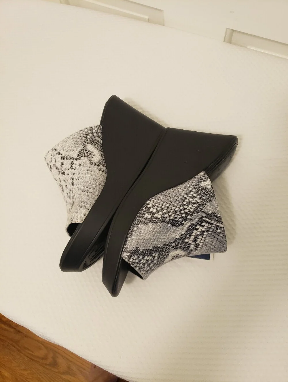 NWT Tahari Mylana Snakeprint In Shades Of Grey Wedge Slides Size 8